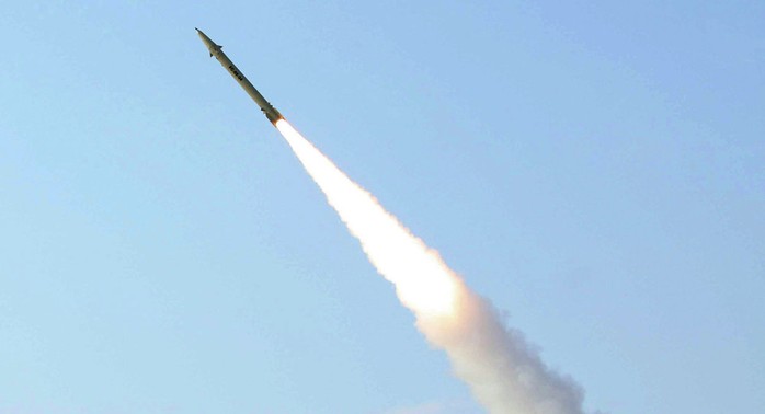 Một tên lửa của Iran được phóng lên bầu trời. Ảnh: AP