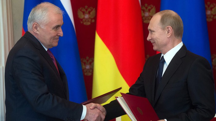 Tổng thống Nga Vladimir Putin (phải) và lãnh đạo Nam Ossetian Leonid Tibilov ký hiệp ước hôm 18-3. Ảnh: RIA Novosti
