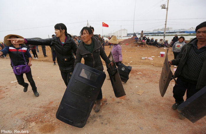 Người dân tỉnh Vân Nam, Trung Quốc đụng độ với cảnh sát trong một vụ tranh chấp đất đai. Ảnh: Reuters