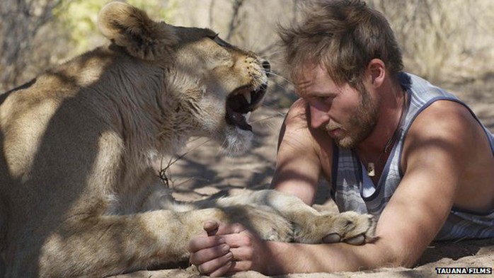Anh Valentin Gruener và con sư tử cái Sirga. Ảnh: Tauana Films