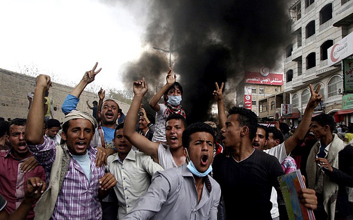 Người biểu tình phản đối Tổng thống Yemen Abd-Rabbu Mansour Hadi ở TP Taiz. Ảnh: Reuters