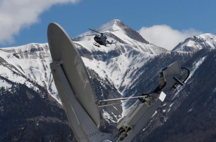 Máy bay cứu hộ quần thảo trên dãy Alps ở nước Pháp, nơi chuyến bay 4U9525 gặp nạn. Ảnh: Reuters