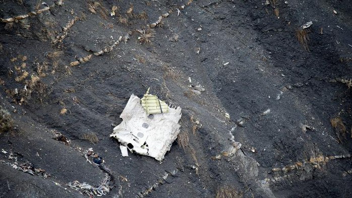 Các hãng hàng không lớn trên thế giới đưa ra quy tắc “buồng lái hai người” sau thảm kịch Germanwings 4U9525. Ảnh: Los Angeles Times