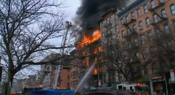 Nhân viên cứu hỏa dập lửa ở 2 tòa nhà. Ảnh: Reuters