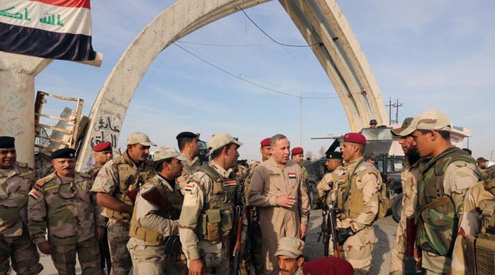 Bộ trưởng Quốc phòng Iraq Khalid al-Obeidi (giữa) nói chuyện với lực lượng tham gia tái chiếm Tikrit. Ảnh: AP