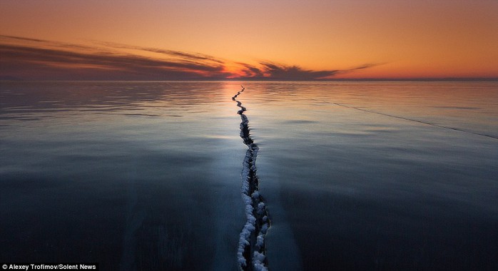 Khe nứt dài hàng trăm mét ở hồ băng Baikal, Siberia