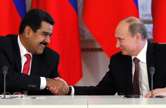 Tổng thống Venezuela Nicolas Maduro (trái) bắt tay Tổng thống Nga Vladimir Putin trong chuyến thăm Moscow tháng 7-2013. Ảnh: Reuters