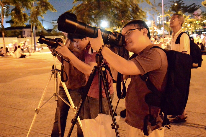 Nhiều bạn trẻ chọn những chiếc máy ảnh với ống kính siêu xa để săn trăng máu ở Cầu Mống (quận 1).