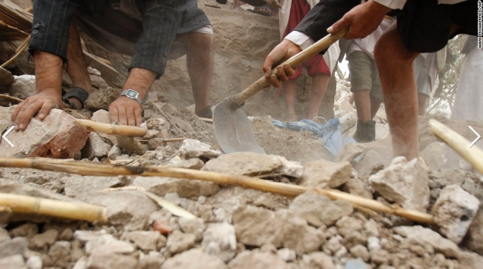 Người dân đào bới tìm người sống sót sau một cuộc không kích của liên minh Ả Rập tại một ngôi làng gần thủ đô Sanaa. Ảnh: AP