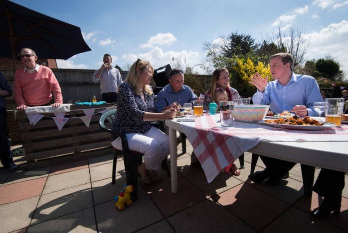 Thủ tướng Anh David Cameron (áo xanh bên phải) ăn tiệc ngoài trời hôm 6-4. Ảnh: PA