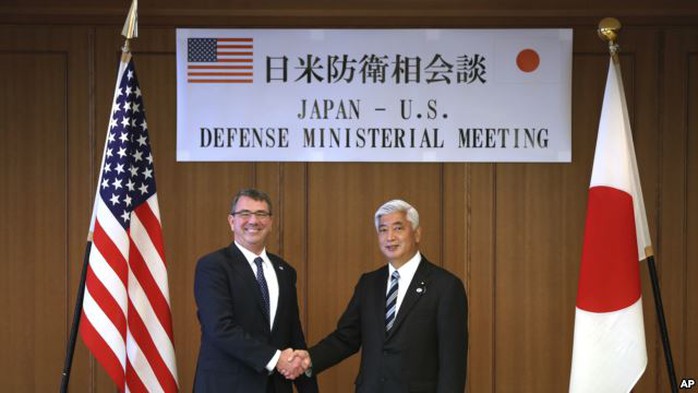 Bộ trưởng Quốc phòng Mỹ Ash Carter (trái) và người đồng cấp Nhật Bản Gen Nakatani hội đàm tại Tokyo hôm 8-4. Ảnh: AP