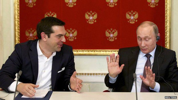 Thủ tướng Hy Lạp Alexis Tsipras (trái) và Tổng thống Nga Vladimir Putin hội đàm tại Moscow. Ảnh: Reuters