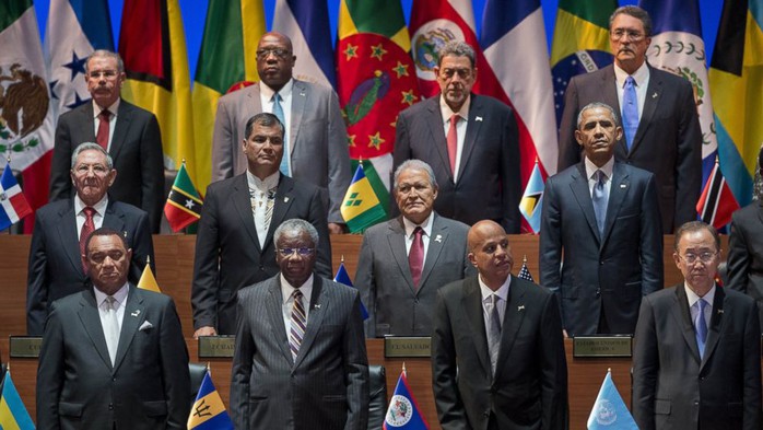Tổng thống Mỹ Barack Obama (hàng giữa, bên phải) đứng khá gần Chủ tịch Cuba Raul Castro (hàng giữa, bên trái) tại Hội nghị thượng đỉnh các nước châu Mỹ. Ảnh: AP