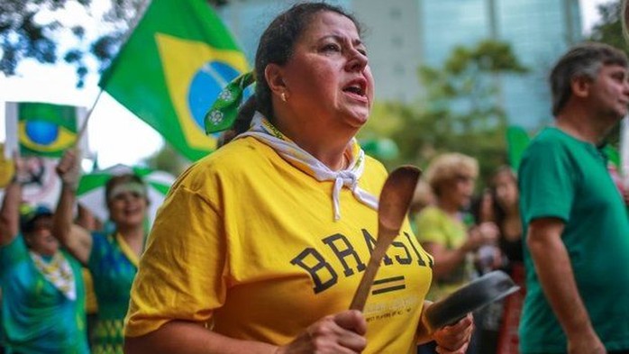 Khoảng 696.000 người biểu tình đồng loạt xuống đường ở Brazil hôm 12-4. Ảnh: BBC