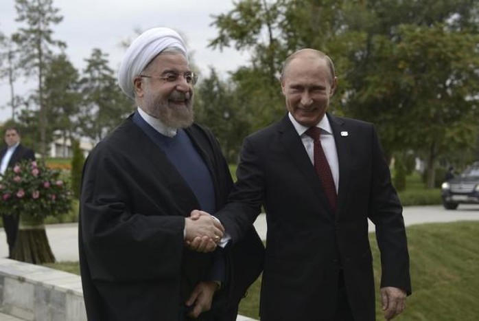 Tổng thống Nga Vladimir Putin (phải) bắt tay người đồng cấp Iran Hassan Rouhani tại TP Astrakhan - Nga năm 2014. Ảnh: Reuters