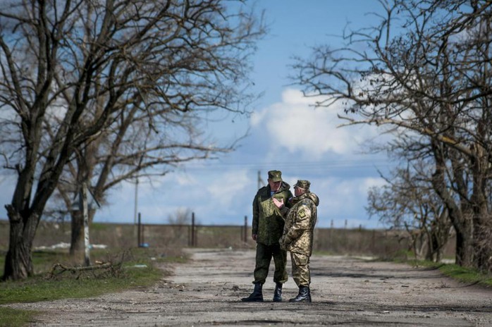 Tướng Nga Alexander Lentsov nói chuyện với tướng Ukraine Alexander Rozmaznin tại ngôi làng Shyrokyne hôm 9-4. Nơi này vừa diễn ra một trận chiến ác liệt. Ảnh: AP