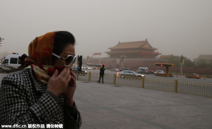 Bão cát ập vào thủ đô Bắc Kinh, vốn có tình trạng ô nhiễm không khí nặng nề. Ảnh: China Daily