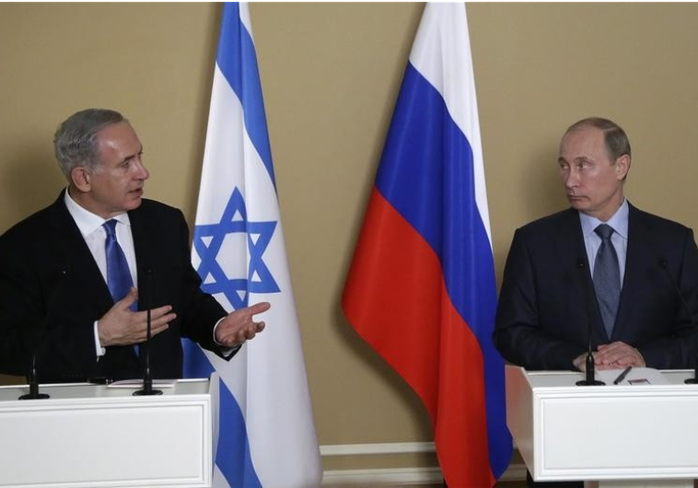 Thủ tướng Israel Benjamin Netanyahu (trái) và Tổng thống Nga Vladimir Putin nói chuyện trong một cuộc họp. Ảnh: Reuters