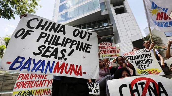 Người dân Philippines phản đối Trung Quốc cải tạo san hô trái phép trên biển Đông hôm 17-4. Ảnh: EPA