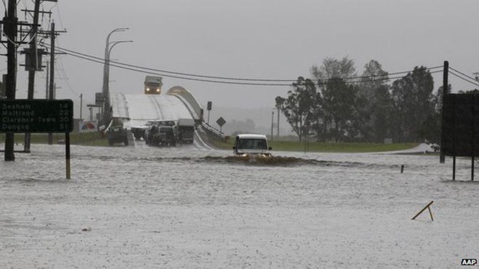 Thống đốc Mike Baird tuyên bố tình trạng thảm họa tự nhiên ở vùng ngoại ô phía Đông Sydney. Ảnh: AAP