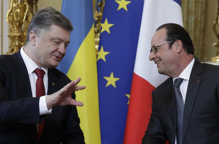 Tổng thống Pháp Francois Hollande (phải) với người đồng cấp Ukraine Petro Poroshenko tại Điện Élysée hôm 22-4. Ảnh: AP