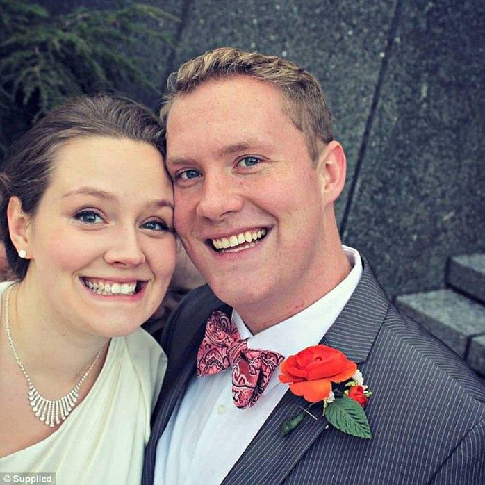 Tấm hình cưới của anh Kevin Matthew Dennis và vợ Christiana có một khuôn mặt chen giữa hai người. Ảnh: Daily Mail