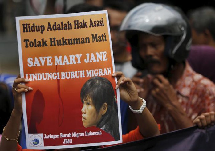 Một người phụ nữ xin tha tội cho Mary Jane Veloso. Ảnh: AAP