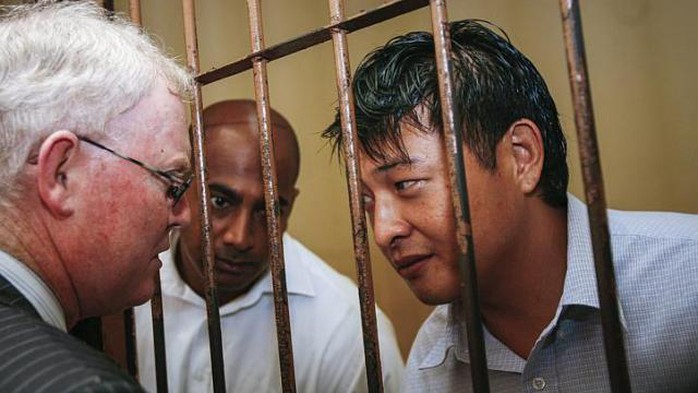 Andrew Chan (phải) and Myuran Sukumaran (giữa) nói chuyện với luật sư tại nhà tù ở Indonesia. Ảnh: EPA
