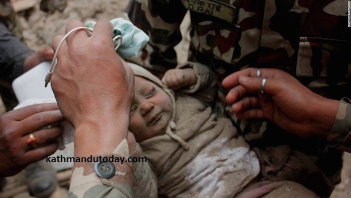 Bé trai 4 tháng tuổi vừa được quân đội Nepal cứu sống. Ảnh: Kathmandu Today