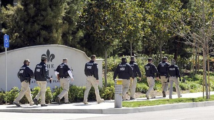 Nhâ viên cơ quan liên bang khám xét các chung cư ở California hôm 3-3. Ảnh: Reuters