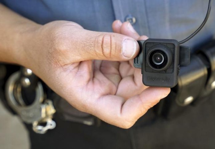 Cảnh sát bang Colorado - Mỹ cầm một chiếc camera gắn trên cơ thể. Ảnh: Reuters