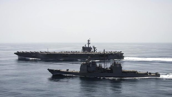 Tàu sân bay USS Theodore Roosevelt và tuần dương hạm tên lửa dẫn đường USS Normandy của Mỹ hoạt động tại vùng biển Ả Rập. Ảnh: Reuters