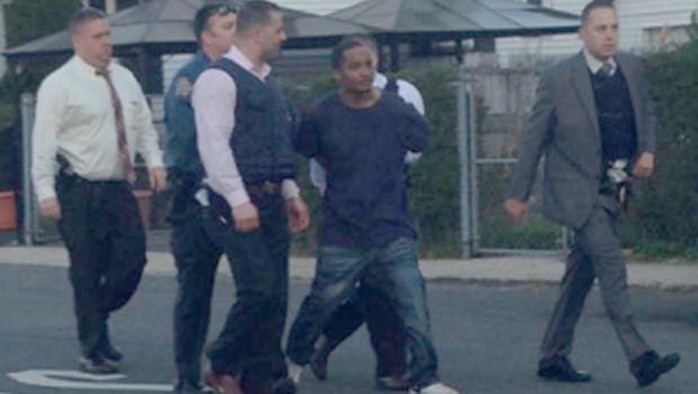 Nghi phạm Demetrius Blackwell (áo thun đen) bị cảnh sát còng tay hôm 2-5. Ảnh: CBS News