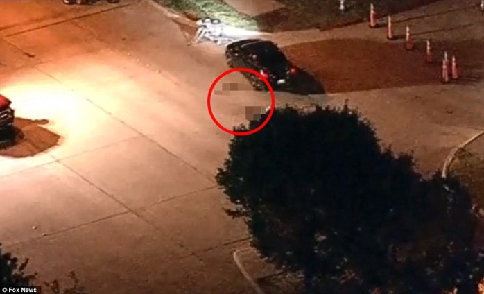 Thi thể 1 tay súng (khoanh đỏ) nằm cạnh chiếc xe nghi chứa thuốc nổ. Ảnh: Fox News