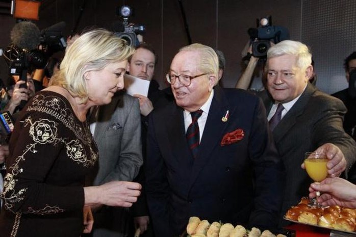 Bà Marine Le Pen (trái) trong một cuộc gặp gỡ cha mình, ông Jean-Marie Le Pen năm 2012. Ảnh: Reuters