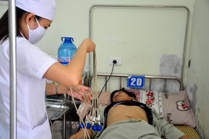 Một nạn nhân phải nhập viện cấp cứu sau khi ăn bánh mì tại cơ sở của bà Võ Thị Minh Nga. Ảnh: T.Trực