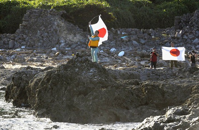 Cờ Nhật Bản cắm trên đảo Uotsuri thuộc chuỗi đảo Ryukyu. Ảnh: AP