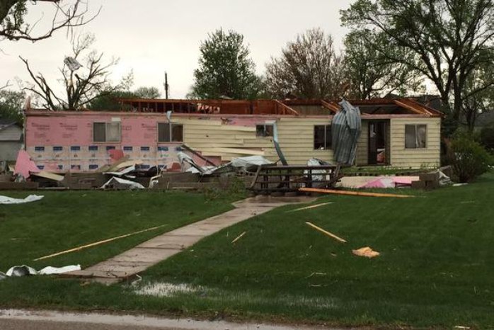 Nhiều ngôi nhà ở bang Nebraska bị lốc xoáy phá hủy. Ảnh: Twitter