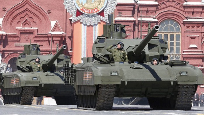 2 xe tăng T-14 Armata tham gia buổi tổng duyệt hôm 7-5. Ảnh: Reuters