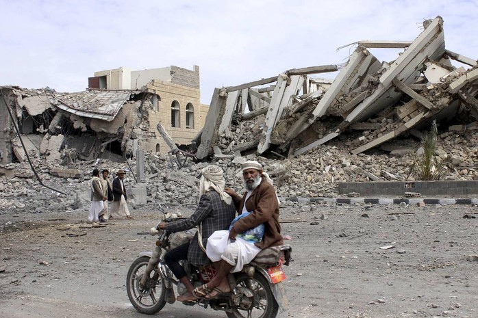 Tỉnh Saada bị hư hại nặng sau các cuộc không kích hôm 7-5. Ảnh: Reuters