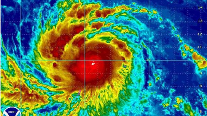 Cơn bão Noul cách thị trấn Borongan của tỉnh Đông Samar khoảng 480 km về phía Đông Bắc. Ảnh: EPA
