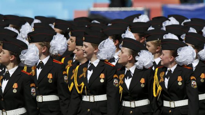 Nữ học viên quân sự Nga trong lễ duyệt binh 9-5. Ảnh: Reuters