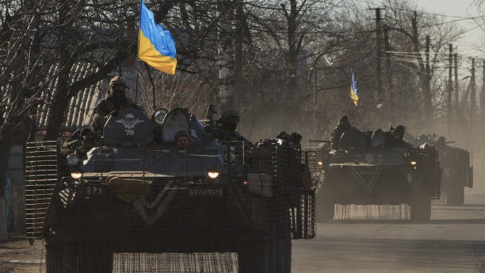 Xe quân sự của lực lượng Ukraine di chuyển ở phía Đông Mariupol tháng 3 vừa qua. Ảnh: AP