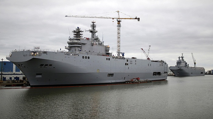 Hai tàu sân bay trực thăng lớp Mistral Sevastopol (trái) và Vladivostok đậu tại xưởng đóng tàu ở Saint-Nazaire, miền Tây nước Pháp. Ảnh: Reuters