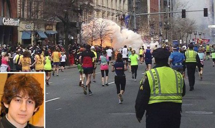 Dzhokhar Tsarnaev (ảnh nhỏ) và hiện trường vụ đánh bom cuộc thi Boston Marathon đẫm máu năm 2013. Ảnh: Express