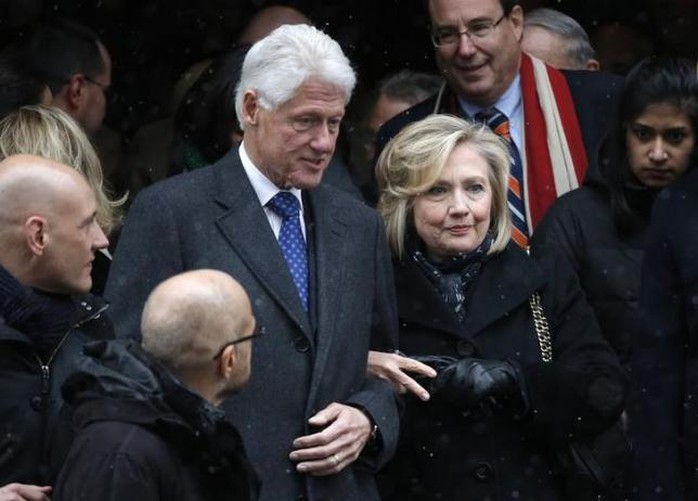 Vơ chồng nhà Clinton. Ảnh: Reuters