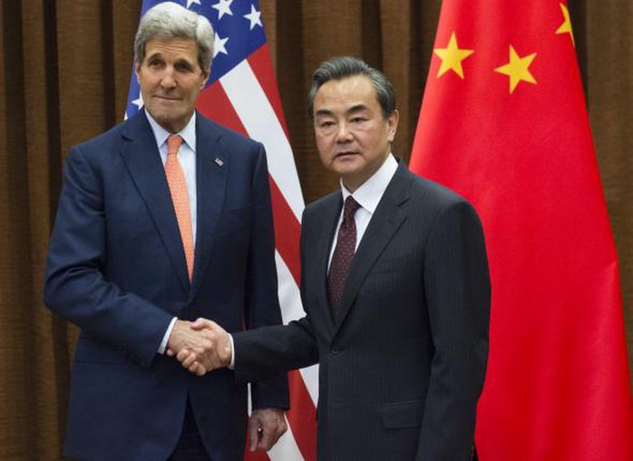 Ngoại trưởng Mỹ John Kerry bắt tay người đồng cấp Trung Quốc Vương Nghị trước cuộc họp tại Bộ Ngoại giao ở Bắc Kinh hôm 16-5. Ảnh: Reuters