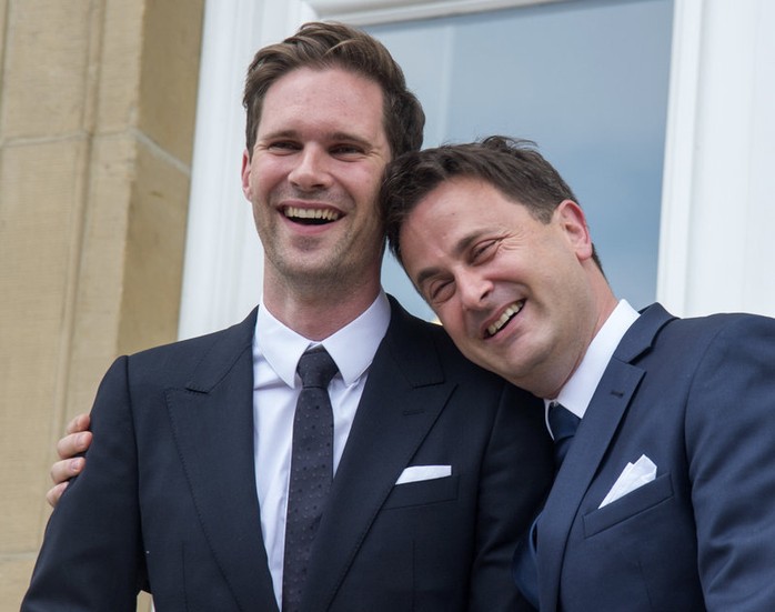 Thủ tướng Xavier Bettel (phải) hạnh phúc trong đám cưới với bạn đời Gauthier Destenay. Ảnh: AP