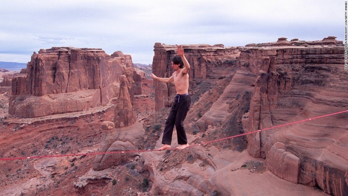 Ông Potter đi dây thừng không cài thiết bị an toàn trong Công viên Quốc gia Arches, bang Utah - Mỹ. Ảnh: CNN