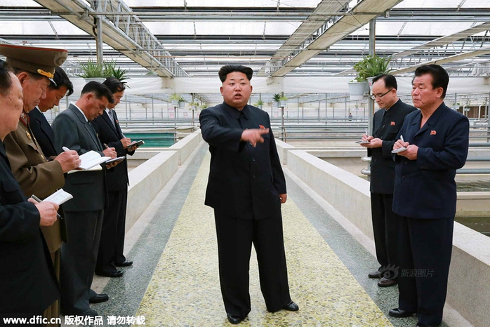 Nhà lãnh đạo Kim Jong-un thăm trại nuôi rùa nước ngọt. Ảnh: DFIC
